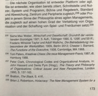 Die nächste Organisation ist entweder Plattform oder agil. Sie ist entweder, wie oben bereits zitiert, Schnittstelle und Nutzer, System und Programm, Bühne und Regelwerk, Standard und Abweichung, Zentrum und Peripherie zugleich...