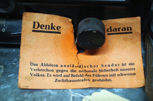 Denke daran

Das Abhören ausländischer Sender ist ein Verbrechen gegen die nationale Sicherheit unseres Volkes. Es wird auf Befehl des Führes mit schweren Zuchthausstrafen geahndet.