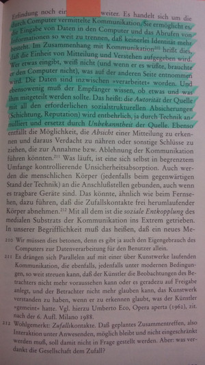 Es handelt sich um die durch Computer vermittelte Kommunikation. Sie ermöglicht es, die Eingabe von Daten in den Computer und das Abrufen von Informationen so weit zu trennen, daß keinerlei Identität mehr besteht. Im Zusammenhang mit Kommunikation heißt dies, daß die Einheit von Mitteilung und Verstehen aufgegeben wird. Wer etwas eingibt, weiß nicht (und wenn er es wüßte, brauchte er den Computer nicht), was auf der anderen Seite entnommen wird. Die Daten sind inzwischen "verarbeitet" worden. Und ebensowenig muß der Empfänger wissen, ob etwas und was ihm mitgeteilt werden sollte. Das heißt: die Autorität der Quelle mit all den erforderlichen sozialstrukturellen Absicherungen (Schichtung, Reputation) wird entbehrlich, ja durch Technik annulliert und ersetzt durch Unbekanntheit der Quelle...