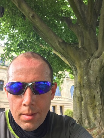 Selfie von mir, verschwitzt, rot im Gesicht. Sport Sonnenbrille.
