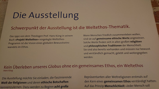Die Ausstellung

Schwerpunkt der Ausstellung ist die Weltethos-Thematik.

Das 1990 von dem Theologen Prof. Hans Küng in seinem Buch "Projekt Weltethos" vorgelegte Weltethos-Programm ist die Vision eines globalen Bewusstseinswandels im Ethos.