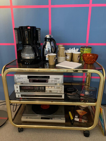 Station mit Plattenspieler, Musikanlage, Kaffee und Heißwasser.