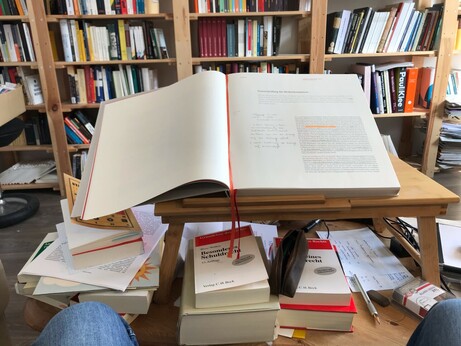 Buchstand / Staffelei

Darunter: Buch besonderes Schuldrecht