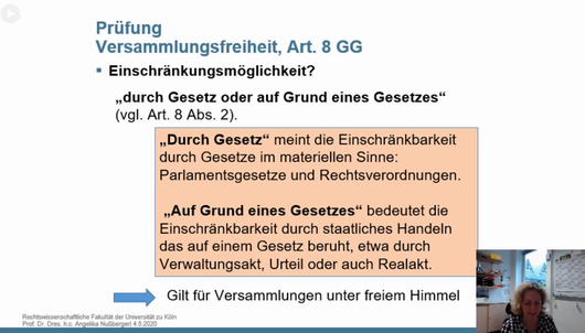 Prüfung Versammlungsfreiheit, Art. 8 GG

Einschränkungsmöglichkeit: "durch Gesetz oder auf Grund eines Gesetzes" vgl. Art. 8 Abs. 2

"Durch Gesetz" meint die Einschränkbarkeit durch Gesetze im materiellen Sinne: Parlamentsgesetze und Rechtsverordnungen

"Auf Grund eines Gesetzes" bedeutet die Einschränkbarkeit durch staatliches Handeln das auf einem Gesetz beruht, etwa durch Verwaltungsakt, Urteil oder auch Realakt

-> Gilt für Versammlungen unter freiem Himmel