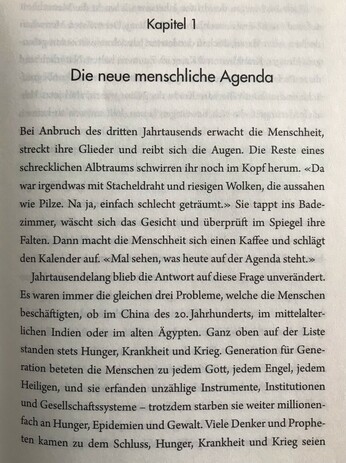 ​Foto der ersten Seite aus Homo Deus von Harari. Überschrift: Kapitel 1 - Die neue menschliche Agenda. Kernthese: Die Menschheit habe bislang als Ordnungskriterium nur Hunger, Krieg und Krankheit gekannt.