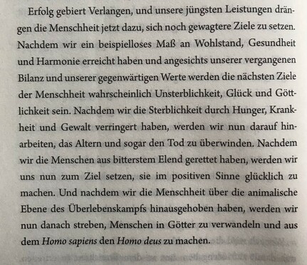 ​Foto eines Ausschnittes der letzten Seite aus Kapitel 1 von Homo Deus von Harari. Kernbehauptung: Jetzt wo Hunger, Krieg und Krankheit nicht mehr so entscheidend seien dürften Unsterblichkeit, Glück und Göttlichkeit zum zentralen Problem der Menschheit werden.