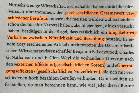 Screenshot der zitierten Stelle aus Bullshit Jobs von David Graeber mit diversen Markierungen.

gesellschaftlicher Gesamtwert verschiedener Berufe

umgekehrtes Verhältnis zwischen Nützlichkeit und Bezahlung

externen Effekten (gesellschaftliche Kosten); Übertragungseffekte (gesellschaftliche Nutzeffekte) 