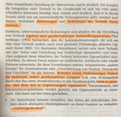 Foto der zitierten Stelle aus "Die interpretative Herstellung des Internet" von Tanja Carstensen. Diverse Markierungen. S.30