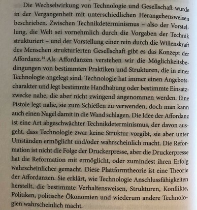 Foto von Buchseite S.16 Michael Seemann - Die Macht der Plattformen - Politik in Zeiten der Internetgiganten. Beginnt mit: "Die Wechselwirkung von Technologie und Gesellschaft..."