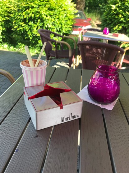 Eisdiele auf der Terrasse. Die Eisdiele heißt Purple Turtle.