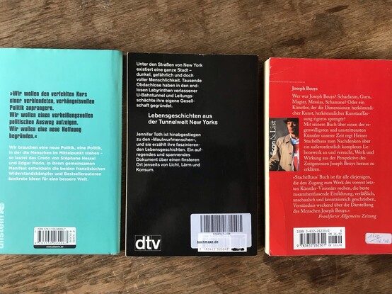 Foto von der Rückseite von drei Büchern.

Klappentext von Wege der Hoffnung: Wir wollen den verfehlten Kurs einer verblendeten, verhängnisvollen Politik anprangern. Wir wollen einen verheißungsvollen politischen Ausweg aufzeigen. Wir wollen eine neue Hoffnung begründen." Darunter mehr Text, weiß auf Türkis (schwer zu lesen)

Klappentext Tunnelmenschen: Unter den Straßen von New York existiert eine ganze Stadt - dunkel, gefährlich und doch voller Menschlichkeit. Tausende Obdachlose haben in den endlosen Labyrinthen verlassener U-Bahntunnel und Leitungsschächte ihre eigene Gesellschaft gegründet...

Klappentext Buch über Joseph Beys: Wer war Joseph Beys? Scharlatan, Guru, magier, Messias, Schamane? Oder ein Künstler, der die Dimensionen herkömmlicher Kunstauffassungen rigoros sprengte?...