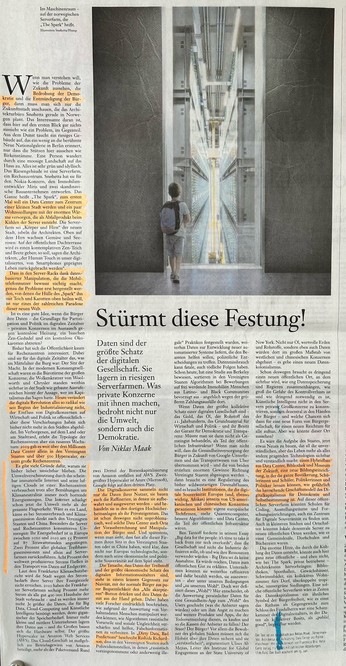 Foto des referenzierten Zeitungsartikels.

Überschrift: "Stürmt diese Festung!"

Unterüberschrift: "Daten sind der größte Schatz der digitalen Gesellschaft. Sie lagern in riesigen Serverfarmen. Was private Konzerne mit ihnen machen, bedroht nicht nur die Umwelt, sondern auch die Demokratie." Von Niklas Maak.

Diverse Markierungen.
