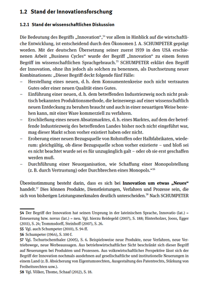 Zusammenfassung: Stand der Innovationsforschung nach Schumpeter
Der Begriff "Innovation" wurde maßgeblich durch den Ökonomen J.A. Schumpeter geprägt. Mit der deutschen Übersetzung seines 1939 erschienenen Werks "Business Cycles" wurde der Begriff fest im wissenschaftlichen Sprachgebrauch verankert.
Schumpeter definiert Innovation als "Durchsetzung neuer Kombinationen" und unterscheidet fünf Fallkategorien:

Herstellung eines neuen Produkts oder einer neuen Produktqualität
Einführung einer neuartigen Produktionsmethode
Erschließung eines neuen Absatzmarktes
Eroberung einer neuen Rohstoffquelle
Durchführung einer Neuorganisation (z.B. Schaffung oder Durchbrechung eines Monopols)

In der wissenschaftlichen Diskussion besteht Konsens, dass Innovation stets etwas "Neues" bezeichnet. Dies können Produkte, Dienstleistungen, Verfahren oder Prozesse sein, die sich deutlich von bisherigen Leistungsmerkmalen unterscheiden.